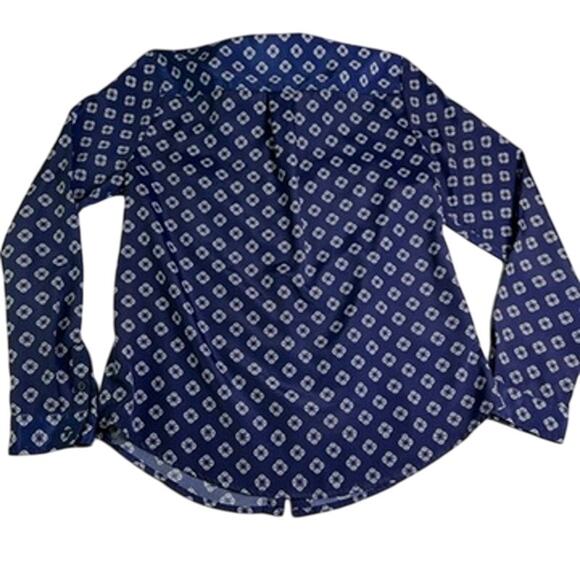 GAP Button Up Shirt Womens Medium Lightweight Elevated Basic Office Career - Picture 3 of 8